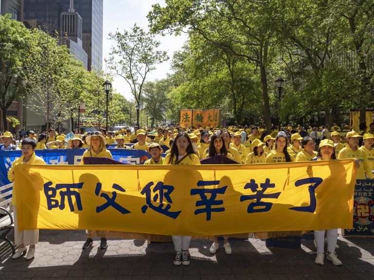 Les pratiquants de Falun Gong célèbrent la Journée mondiale du Falun Dafa à Manhattan 