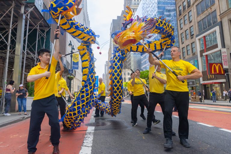 Les pratiquants de Falun Gong célèbrent la Journée mondiale du Falun Dafa à Manhattan