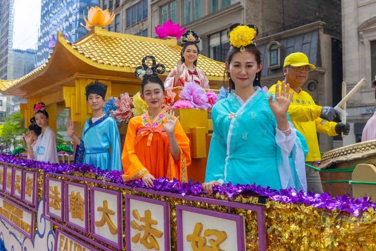 Les pratiquants de Falun Gong célèbrent la Journée mondiale du Falun Dafa à Manhattan