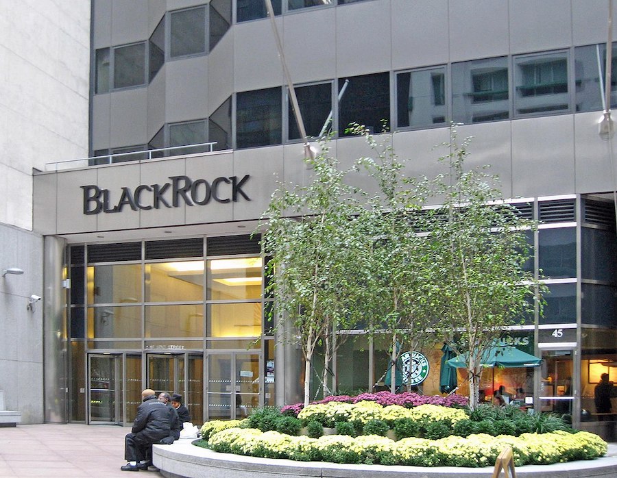 Un recruteur de BlackRock révèle à une journaliste infiltrée que les grandes sociétés financières achètent des politiciens