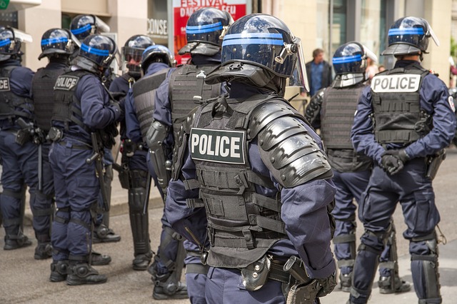 Fracture entre la police et les jeunes des quartiers sensibles : que faire 