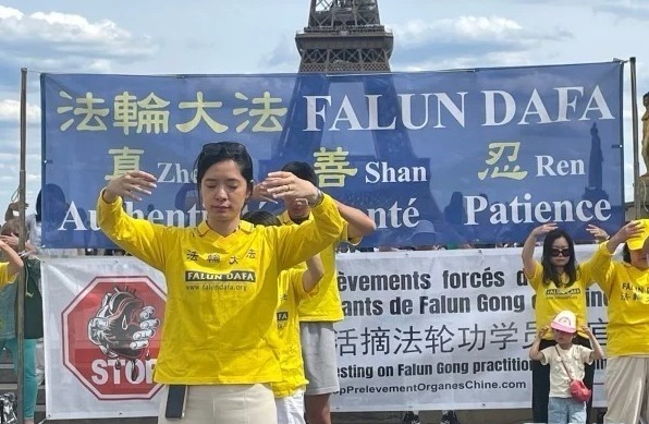 Les pratiquants du Falun Gong commémorent à Paris leur 24ème année de résistance à la persécution par le PCC