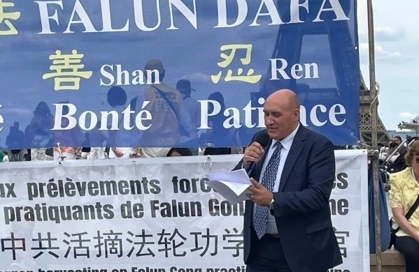 Les pratiquants du Falun Gong commémorent à Paris leur 24ème année de résistance à la persécution par le PCC