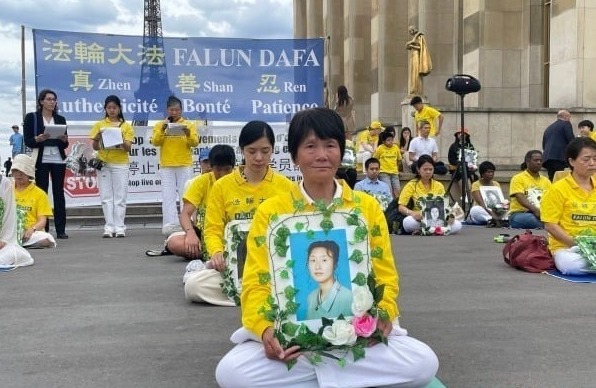 Les pratiquants du Falun Gong commémorent à Paris leur 24ème année de résistance à la persécution par le PCC