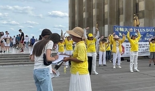 Les pratiquants du Falun Gong commémorent à Paris leur 24ème année de résistance à la persécution par le PCC