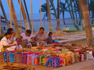 Sacs Mochila Wayuu : la tradition indigène colombienne de l’art du crochet aux motifs colorés