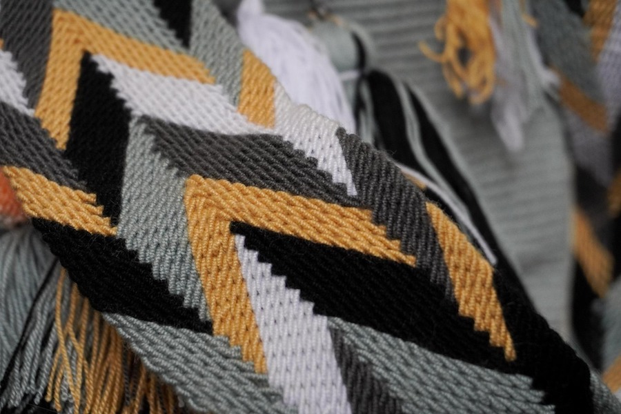 Sacs Mochila Wayuu : la tradition indigène colombienne de l’art du crochet aux motifs colorés