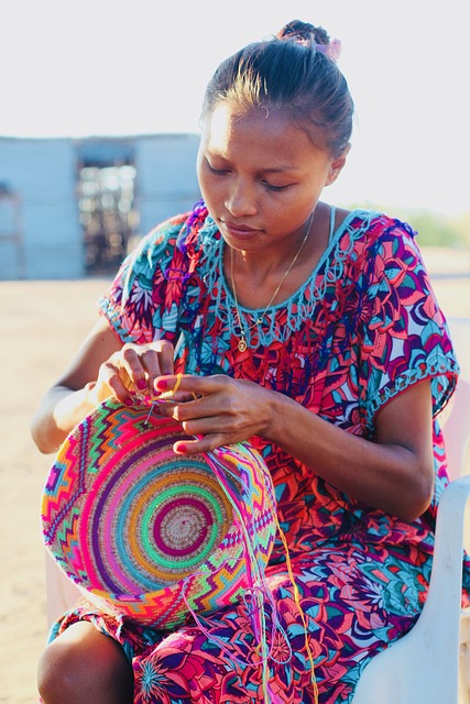 Sacs Mochila Wayuu : la tradition indigène colombienne de l’art du crochet aux motifs colorés