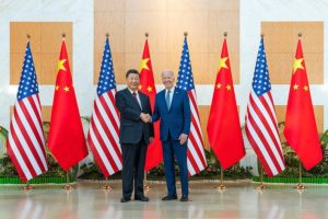 La Chine s’indigne du décret de Joe Biden limitant les investissements américains dans les technologies chinoises