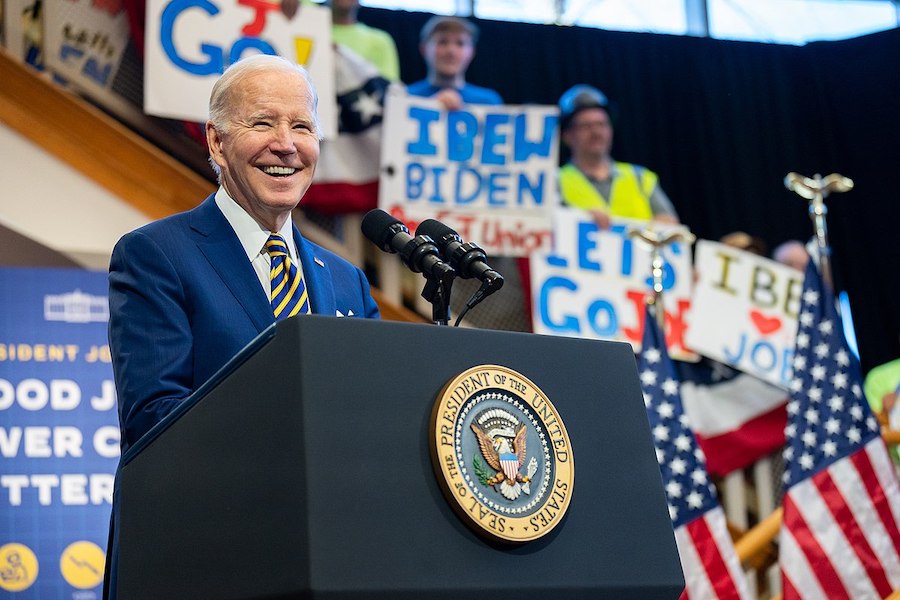 États-Unis : alors que Joe Biden vante le succès d’une économie en plein essor, les experts recommandent la prudence