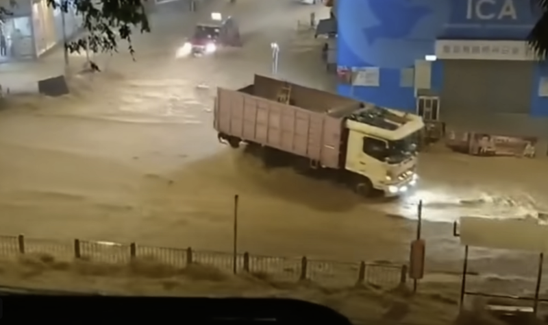 Des précipitations record dévastent Hong Kong qui doit faire face aux pires inondations depuis des décennies
