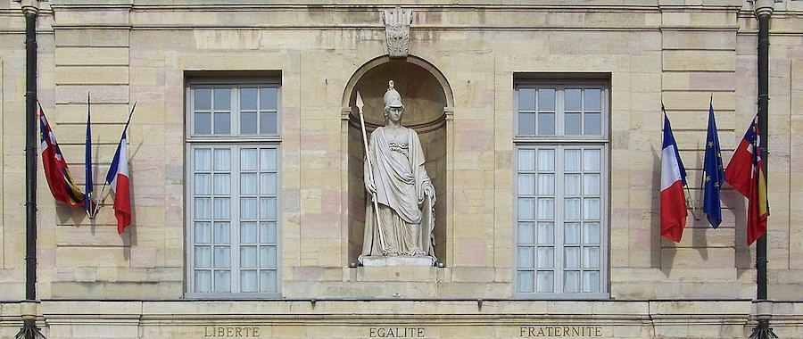 Regard et réflexion sur la devise de la République française : Liberté, Egalité, Fraternité