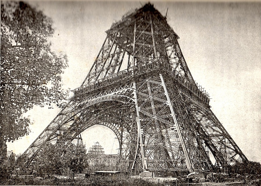 Retour en 1886, lors de la construction de la tour Eiffel