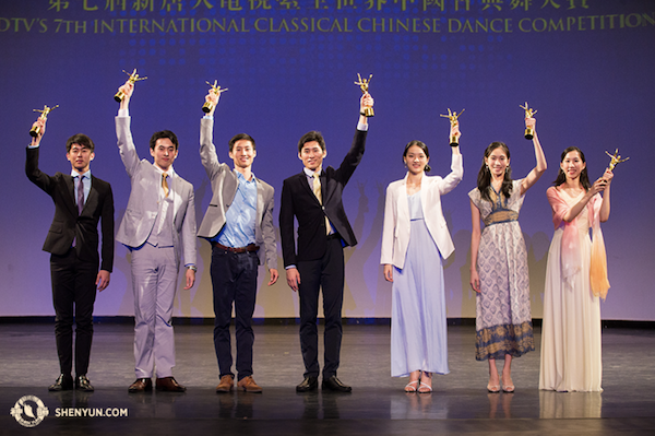 Les danseurs de Shen Yun participent à un concours international