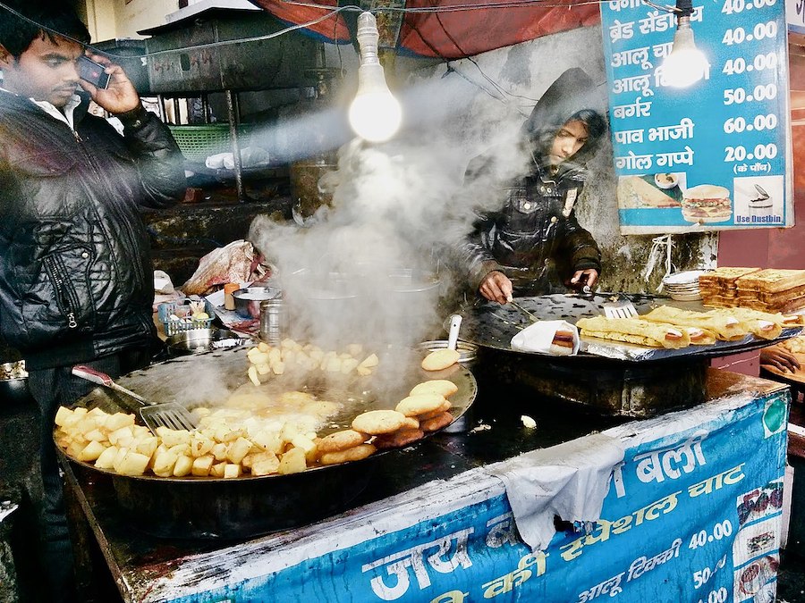 À la découverte de la cuisine de rue indienne au charme épicé