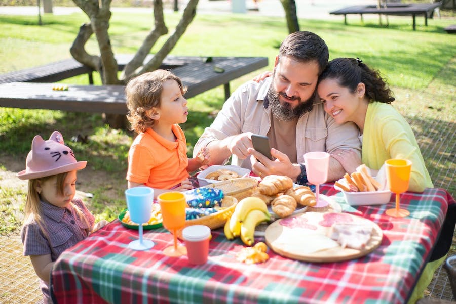Dépendance aux smartphones : comment le phubbing peut nuire à votre rôle parental