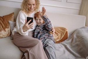Dépendance aux smartphones : comment le phubbing peut nuire à votre rôle parental