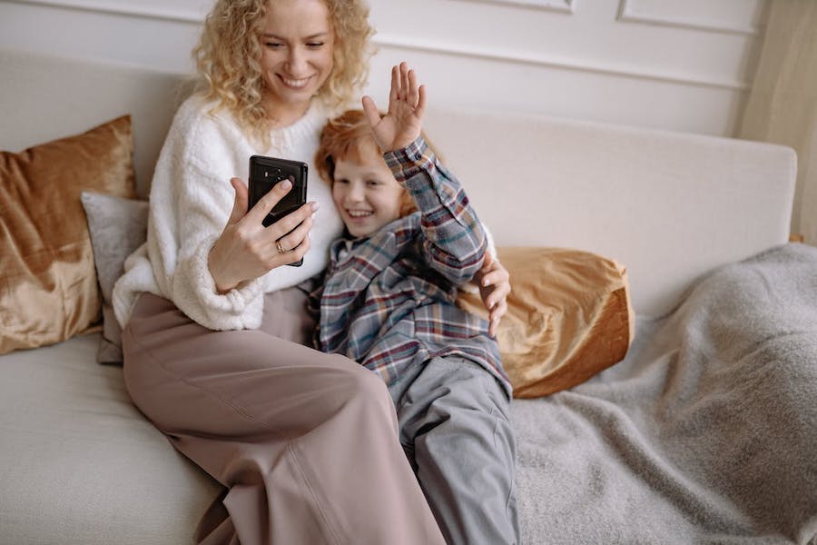 Dépendance aux smartphones : comment le phubbing peut nuire à votre rôle parental