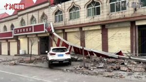 Un puissant séisme secoue la Chine alors que les opérations de secours sont entravées par des températures glaciales