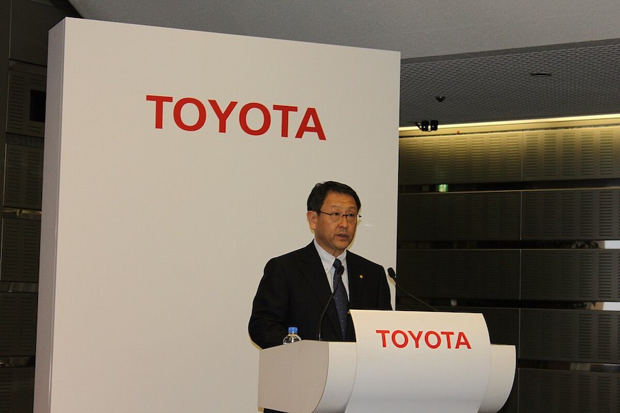 Le dirigeant de Toyota remet en question la domination des véhicules électriques (VE) et se fait le champion des hybrides et de l’hydrogène