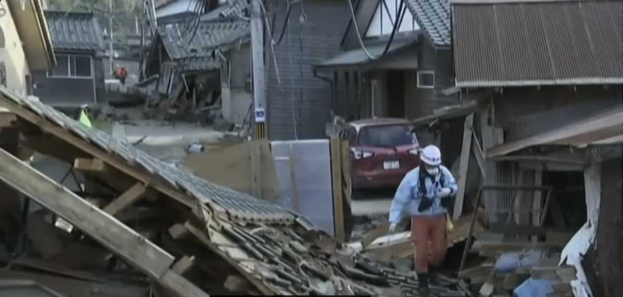 Tremblement de terre au Japon : les sauveteurs se lancent dans une course contre la montre pour retrouver des survivants