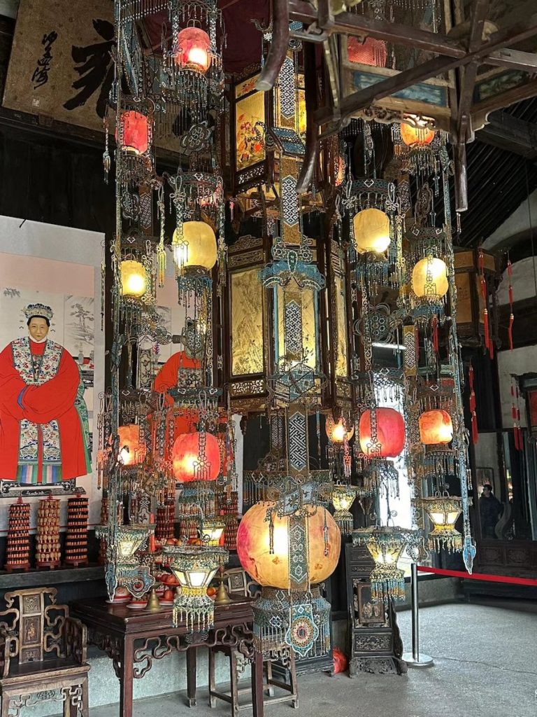 La plus grande lanterne du monde, décorée de 400 000 perles colorées, cachée à l’est de la Chine