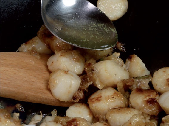 Recette facile : Coquilles Saint Jacques sautées au sel et au poivre
