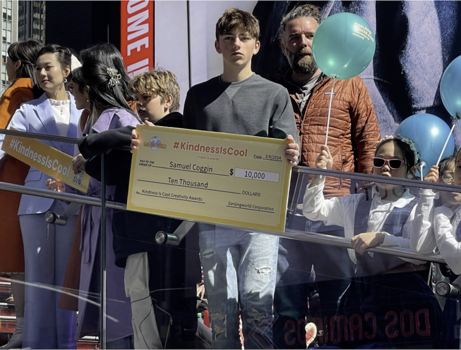 Un adolescent gagne dix mille dollars pour avoir défendu la compassion lors de l’événement Kindness Is Cool