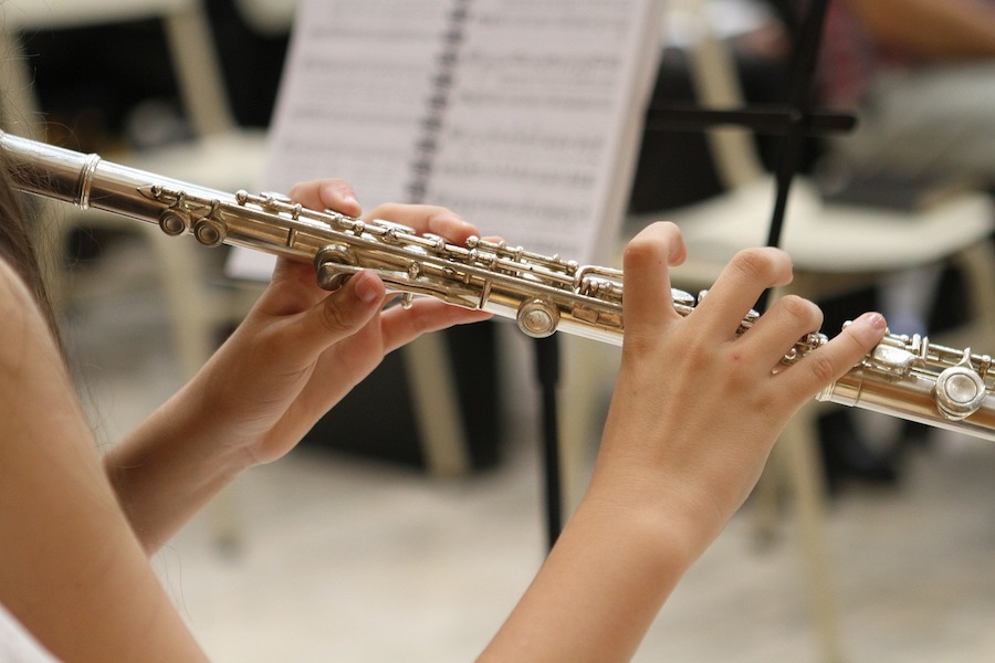 Les effets thérapeutiques de la musique : du soulagement du stress à l’amélioration des résultats scolaires