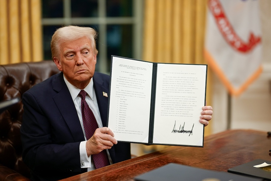 Donald Trump signe des décrets de grande ampleur et gracie 1 500 détenus accusés d’avoir participé aux manifestations du 6 janvier