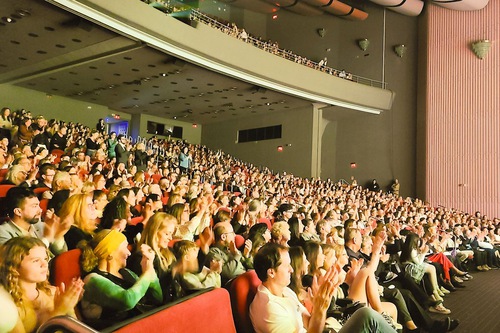 Shen Yun achève sa saison 2025 en France et aux États-Unis : Propager la lumière