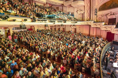 Shen Yun achève sa saison 2025 en France et aux États-Unis : Propager la lumière