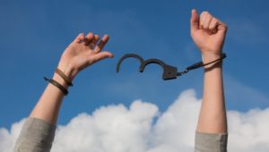Comment se débarrasser de la dépendance alimentaire : le guide pour s’en libérer