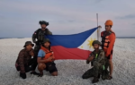 Les drapeaux de la Chine et des Philippines plantés sur un territoire contesté en mer de Chine méridionale
