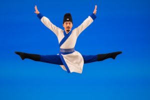 Un adolescent en difficulté trouve espoir et sens à sa vie grâce à la foi et à la danse classique chinoise