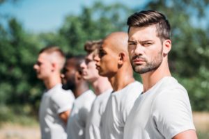 Extrême droite et antiféminisme : pourquoi cette alliance séduit tant de jeunes hommes