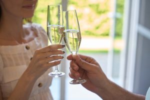 Peut-on vraiment prévenir les arrêts cardiaques avec du champagne ou du vin blanc ? Retour sur une étude aux résultats trompeurs