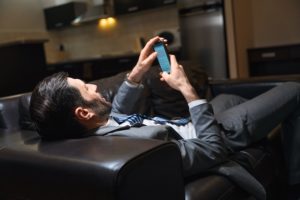 Comment la façon d’utiliser les smartphones pourrait révéler des signes de dépression 