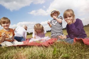 Les enfants peuvent être plus vulnérables à la chaleur : quelques conseils pour les protéger cet été