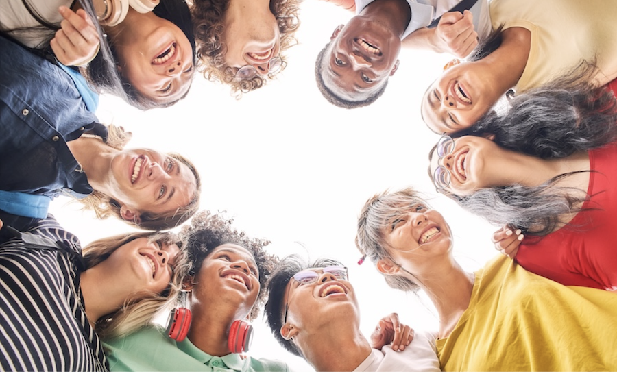 Bien-être communautaire : guérir ensemble en 2025 grâce aux liens, à la culture et aux soins collectifs