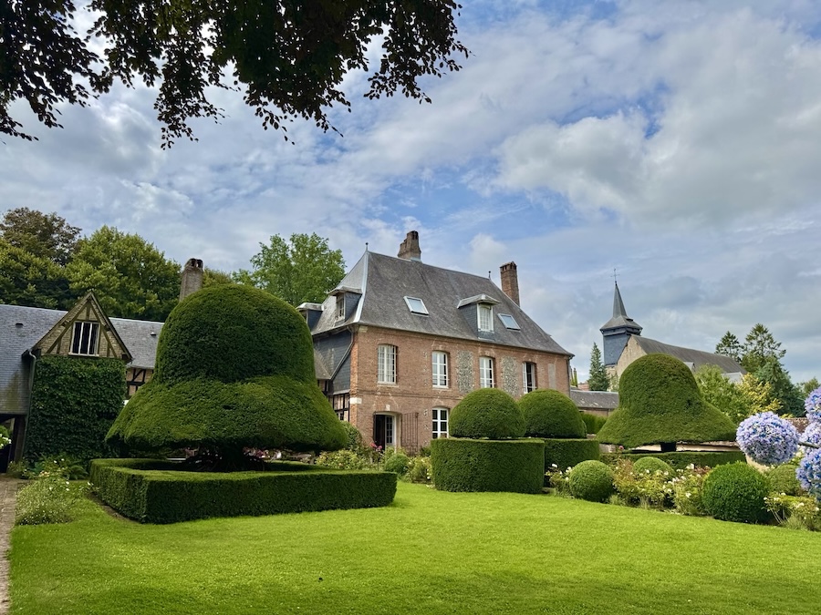 À Gerberoy, le Jardin Des Ifs monumentaux, un lieu intemporel... 