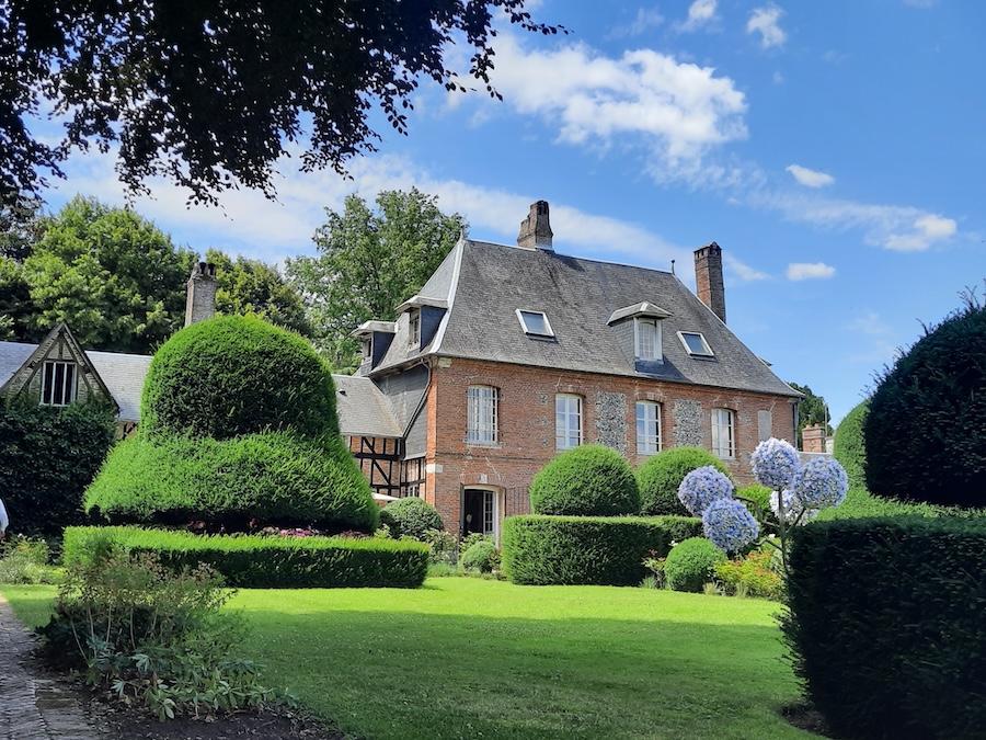 À Gerberoy, le Jardin Des Ifs monumentaux, un lieu intemporel
