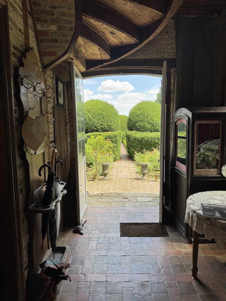 À Gerberoy, le Jardin Des Ifs monumentaux, un lieu intemporel... 