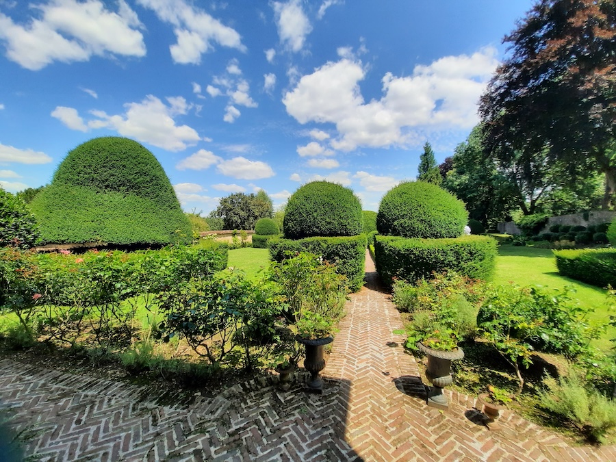 À Gerberoy, le Jardin Des Ifs monumentaux, un lieu intemporel... 