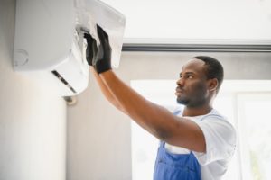 La climatisation peut-elle vraiment rendre malade : une microbiologiste nous explique