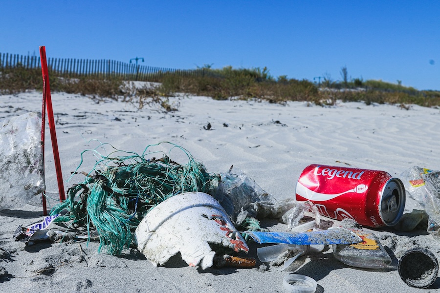 Un nouveau type de tamis détecte plus facilement que jamais les plus petits morceaux de plastique dans l’environnement

