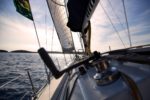 Le tour du monde à la voile contre vents et marées