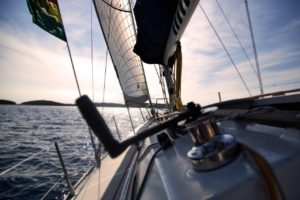 Le tour du monde à la voile contre vents et marées