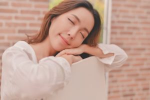 Comment la sieste préserve la jeunesse du cerveau : une étude révèle trois bienfaits majeurs pour la santé