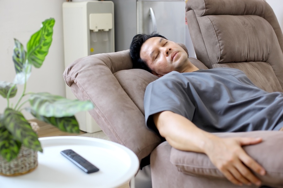 Comment la sieste préserve la jeunesse du cerveau : une étude révèle trois bienfaits majeurs pour la santé
